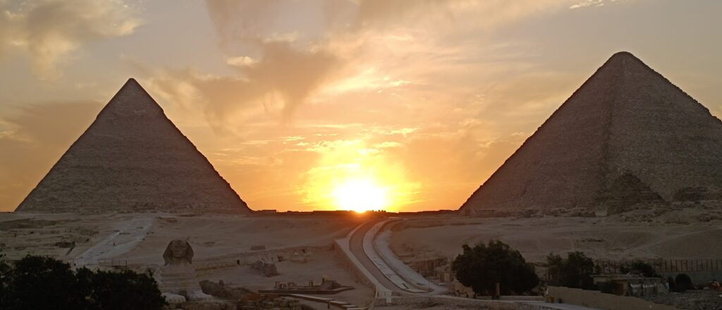 Puesta de sol en las pirámides de Giza en Egipto. Derechos Reservados
